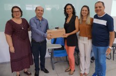 Professor Dr. João Euclides Braga, Diretor do CCS e Professor Dr. Jamilton Alves, Assessor  de Graduação, entregam o equipamento multimídia Data Show para a Coordenadora do Curso de Enfermagem , Professora Drª Oriana Deyze Correia.
                  Imagens Weltorres.