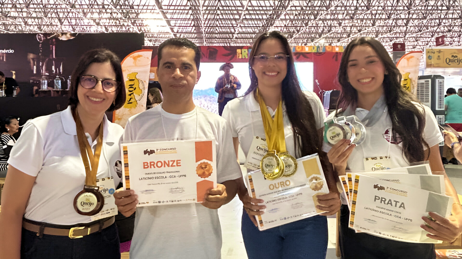 Na foto, da esq. para a dir., professora Carla Soares, técnico Ubirajara Santos e estudantes de Zootecnia e bolsistas de extensão Mariana Araújo e Juliana Oliveira